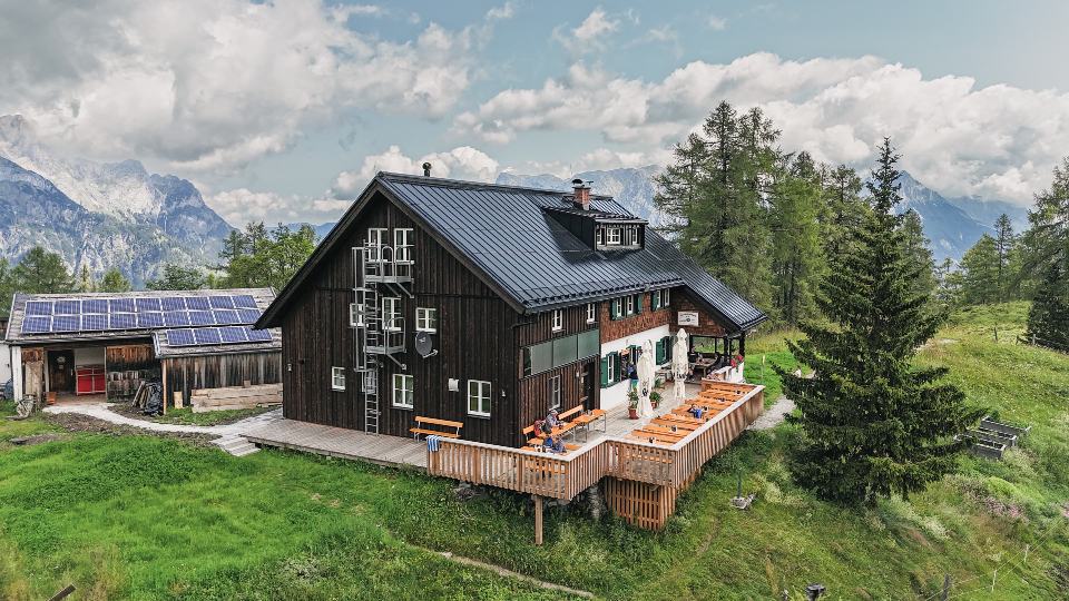 Mountain building with an integrated solar roof under snow load