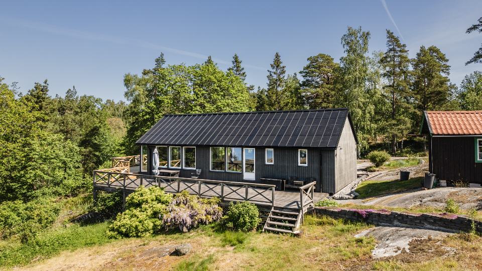 Waterfront residence with an integrated solar roof