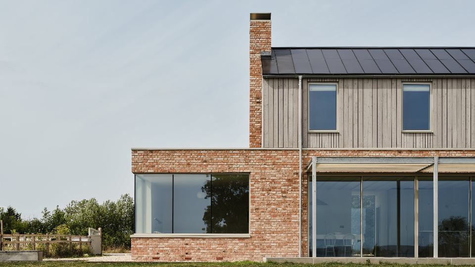Country house with an integrated solar roof