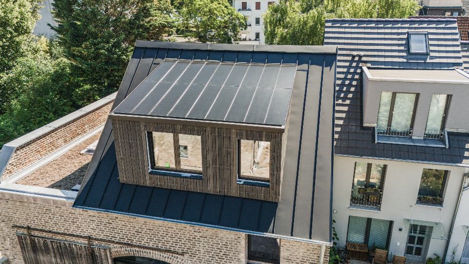 Renovated urban residential buildings with integrated solar roofs